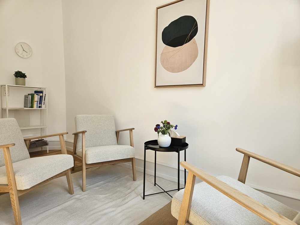 Sitzecke mit Sesseln in der Praxis für Psychotherapie