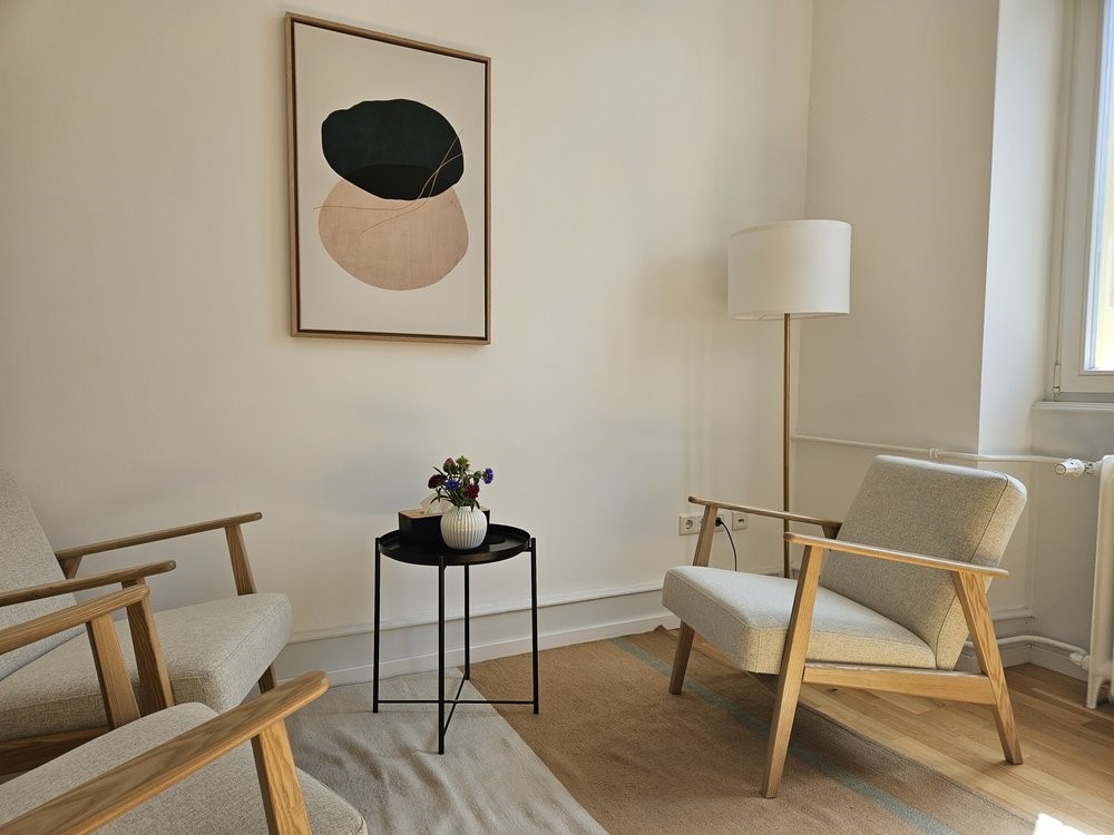 Behandlungsraum mit Sesseln und Stehlampe in der Praxis für Psychotherapie